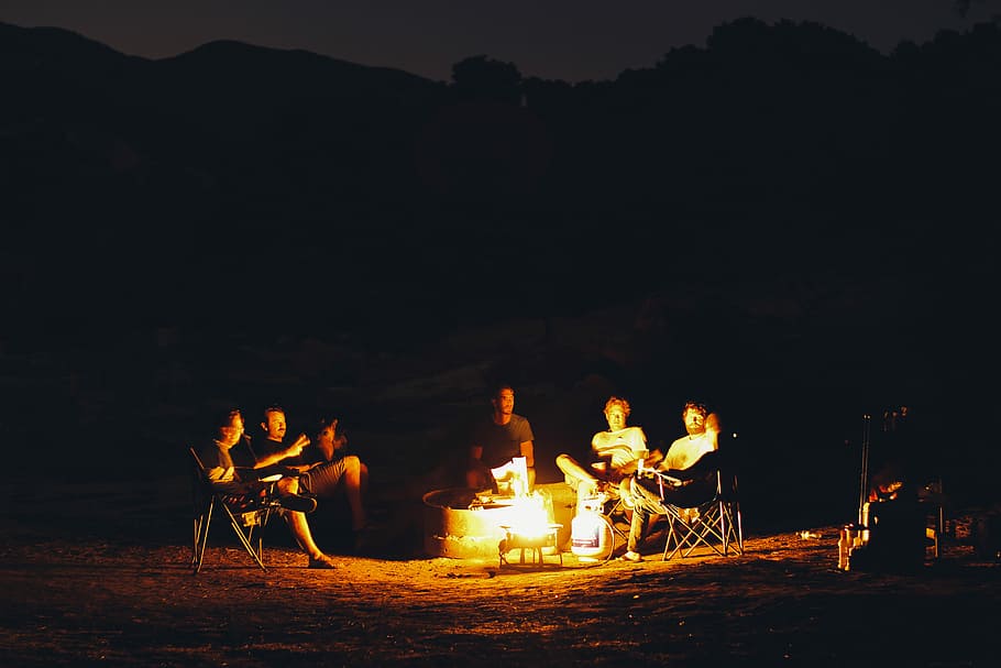 gruppe, folk siddepladser, rundt om, bål, mennesker, sidder, ild, lejrbål, flamme, mand, brand - naturligt fænomen, brænding, gruppe af mennesker, varme - temperatur, herrer, nat, natur, samvær, rigtige mennesker, fritidsaktivitet, Camping, stående, livsstil, venskab, jord, udendørs, modne mænd, 5K
