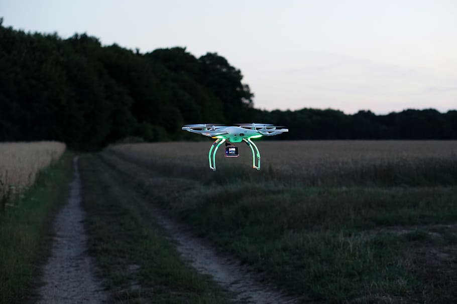 quadcopter verd, drone, dji, fantasma, quadcopter, helicòpter, camp, agricultura, cervatillo, cerca, volar, dom, joguines, diversió, alçada, vol, aire, a la pàgina, blat de moro, blat, núvols, crepuscle, actioncam, càmera d’acció, foto, fotografia, vídeo, hèlix, drones, juguetear, aficionats, oci, pasatemps, model, model d’avió, joguina model, innovació, tendència, transport, volant, cel, terra, tecnologia, naturalesa, a l'aire, planta, direcció, el camí a seguir, futurista, arbre, manera de transport, cap gent, carretera, medi ambient, punt de fuga, a l'aire lliure, 5K
