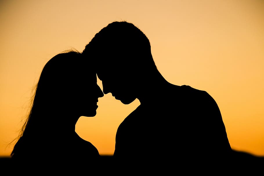 silhouette, uomo, donna, amore, devozione, due persone, coppia eterosessuale, baci, solidarieta, romanza, coppia - relazione, abbracciando, sfondo colorato, tramonto, bonding, adulto, uomini, donne, emozione, colore arancione, emozione positiva, faccia a faccia, cielo, persone, colpo alla testa, affettuoso, vista profilo, 2K