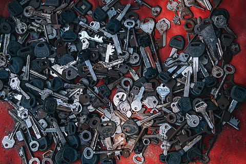 teclas sin fin, gris, acero, llave, mucho, rojo, superficie, llaves, colección, antiguo, oxidado, gran grupo de objetos, abundancia, metal, variación, elección, nadie, naturaleza muerta, antecedentes, fotograma completo, vista de alto ángulo, Herramienta de trabajo, adentro, de cerca, equipo, tornillo, directamente arriba, montón, tuerca - sujetador, 5K, CC0, dominio público, libre de derechos
