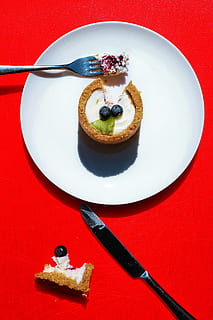 forchetta, pane, coltello, piatto, frutta, Cupcake, dolci, fetta, cibo, mirtillo, cibo e bevande, cibo dolce, dolce, pronto a mangiare, indulgenza, freschezza, in casa, natura morta, tentazione, tavolo, torta, rosso, al forno, mangiare malsano, nessuno, utensile da cucina, vista dall'alto, spuntino, 5K, CC0, dominio pubblico, privo di copyright