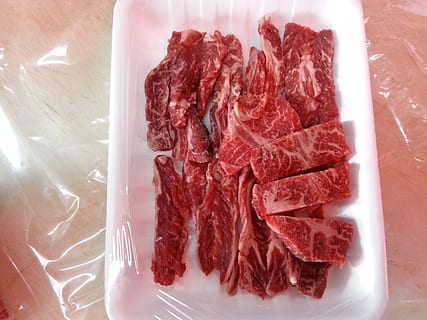 daging, daging sapi, mengemas daging, makanan dan minuman, makanan, kesegaran, makanan mentah, daging merah, dalam ruangan, tampilan sudut tinggi, masih hidup, makan sehat, tidak ada orang, piring, kesejahteraan, merapatkan, daging panggang, meja, persiapan, merah, plastik, 2K, CC0, domain publik, bebas royalti