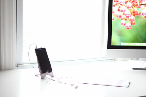 apagado, negro, Samsung teléfono inteligente Android, computadora, teclado, manzana, iphone, electrónica, moderno, tecnología, negocio, oficina, trabajo, escritorio, libros, blanco, interior, ventana, vaso, monitor de computadora, mesa, adentro, nadie, mueble, naturaleza muerta, copia espacio, equipo de computadora, conexión, Negocio corporativo, ausencia, PC de escritorio, el color blanco, tecnología inalámbrica, 5K, CC0, dominio público, libre de derechos