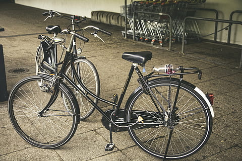 hitam, sepeda cruiser, sepeda, masih, barang, sesuatu, gunung, angkutan, parkir, perbelanjaan, gerobak, moda transportasi, kendaraan darat, tidak ada orang, perlengkapan sekolah, roda, hari, kota, ban, keranjang, Arsitektur, eksterior bangunan, struktur yang dibangun, tempat parkir, trotoar, rak sepeda, pagar, perjalanan, di luar rumah, berbicara, 4K, CC0, domain publik, bebas royalti
