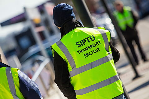 SIPTU, lavoratori, bus eireann, forze di polizia, messa a fuoco selettiva, crimine, legge, giorno, avvicinamento, sicurezza, protezione, governo, capi di abbigliamento, abiti da lavoro protettivi, abbigliamento riflettente, uomini, occupazione dei servizi di emergenza, concentrarsi sulle conoscenze acquisite, testo, comunicazione, occupazione, controllo, incidenti e disastri, persone, gruppo di persone, uniforme, soccorritore, staff della sicurezza, aggressione, 5K, CC0, dominio pubblico, privo di copyright