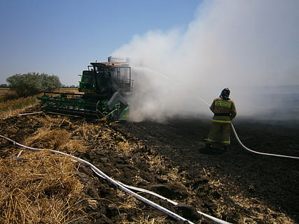 feu, été, Feu, été, adulte, fumée - structure physique, un seul homme, transport, casque, que les hommes, Occupation, journée, vue arrière, la nature, pulvérisation, eau, personnes, protection, sapeur pompier, Hommes, environnement, sécurité, permanent, en plein air, couvre-chef, tuyau, ciel, tuyau d'incendie, 2K, CC0, domaine public, libre de droits