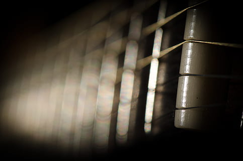 chitară, instrument, gât, siruri de caractere, artistic, ușoară, în interior, selectiv, metal, întuneric, nici o persoana, Siguranță, a închide, industrie, culoare neagră, clădire, aliaj, pivniţă, defocalizat, gard, Securitate, fabrică, protecţie, consecutiv, arhitectură, oţel, excludere, 4K, CC0, domeniu public, fără drepturi de autor