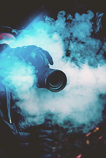 Person, halten, DSLR-Kamera, Nebel, schwarz, Rauch, Kamera, Video, Ausrüstung, Technik, Technologie, Rauch - physische Struktur, Bewegung, ausstrahlend, eine Person, soziale Themen, Trockeneis, echte Menschen, beleuchtet, nicht erkennbare Person, Militär-, Warnschild, Blau, Verschmutzung, draußen, Aktivität, Kommunikation, 5K, CC0, gemeinfrei, lizenzfrei