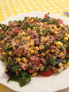 blat de moro, amanida, mixt, menjar, menjar i beguda, llest per menjar, vegetals, alimentació saludable, frescor, a l'interior, placa, primer pla, mida de la porció, natura morta, benestar, cap gent, vista d’angle alt, carn, ceba, mongeta, blat de moro dolç, vaixella, sopar, decorar, picat, 2K, CC0, domini públic, lliure de regalies