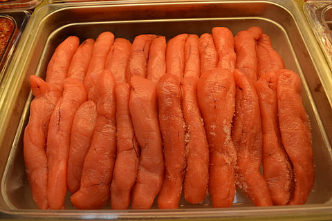 mentaiko, secció anar, guarnició, menjar i beguda, menjar, frescor, alimentació saludable, benestar, aliments crus, vista d’angle alt, marisc, carn, cap gent, pastanaga, gran grup d'objectes, a l'interior, natura morta, color taronja, arrel vegetal, a la venda, venda al detall, abundància, primer pla, safata, 5K, CC0, domini públic, lliure de regalies