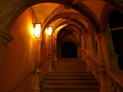 biały, beton, schody, kinkiety, Ściana, lampa, powstanie, wkład, sklepienie, keller, trepp, arkada, brama, przejście, ciemny, światło, noc, oświetlenie, latarnia, architektura, starożytny, romans, romantyk, łuk, wewnątrz, korytarz, kolumna architektoniczna, żadnych ludzi, zbudowana struktura, budynek, droga naprzód, kierunek, klatka schodowa, oświetlony, sprzęt oświetleniowy, historia, przeszłość, religia, wiara, balustrada, z rzędu, łukowaty, sufit, 2K, CC0, domena publiczna, darmowe zdjęcia
