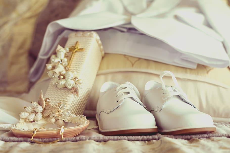 parell, blanc, sabates de vestir de cuir, escriptori, menjar, casament, decoració, taula, luxe, relaxació, flor, dolç, primer pla, color, tradicional, moda, Església, el baptisme, sabata, a l'interior, talons alts, femelles, natura morta, enfocament selectiu, elegància, esdeveniment, Color blanc, cultura i entreteniment artístic, elecció, variació, menjar i beguda, sabata de ballet, accessori personal, sabata de vestir, puntes de fixació, 5K