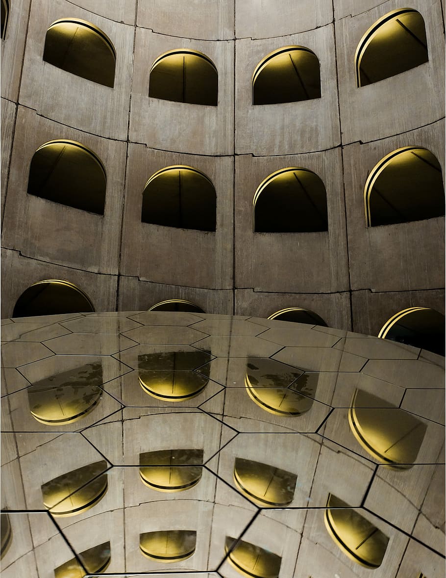 edificio de gran altura marrón, fotografía, gris, sala, edificio, arquitectura, hormigón, ventana, balcón, fotograma completo, antecedentes, nadie, modelo, adentro, estructura construida, en una fila, el pasado, lado a lado, forma, diseño, historia, repetición, día, amarillo, azulejo, suelo de baldosas, 2K