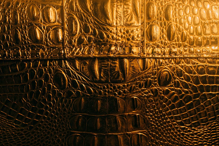 detailní fotografie, Černá, hnědý, kožený snakeskin pytel, černá krokodýlí kůže, vzor, kůže, zlatý, světlo, zlato, žlutá, retro, vinobraní, starý, pozadí, celý rám, zlaté barvy, nikdo, uvnitř, luxus, bohatství, dekorace, detail, texturou, řemeslo, lesklý, umění a řemesla, architektura, vyšperkovaný, design, abstraktní pozadí, zvířat, dřevo, noční život, 5K