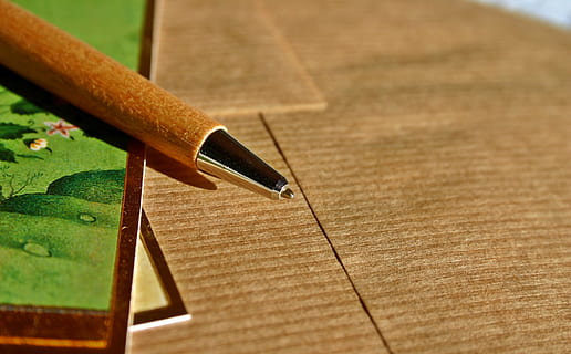 caneta marrom, sair, mapa, envelope, postar, papel, cartas, amigo por correspondência, saudações, cartões postais, mandar, cartões comemorativos, Postais ilustrados, cumprimento, notícia, correspondência, Parabéns, comunicação, ferramenta de escrita, caneta, fundo, coolie, lápis, madeira - material, instrumento de escrita, dentro de casa, mesa, ninguém, fechar-se, arte e Artesanato, ainda vida, visão de alto ângulo, velho, focar em primeiro plano, Castanho, foco seletivo, equipamento, construir, Educação, cor verde, caneta tinteiro, mão viu, pena, 2K, CC0, domínio público, royalty free