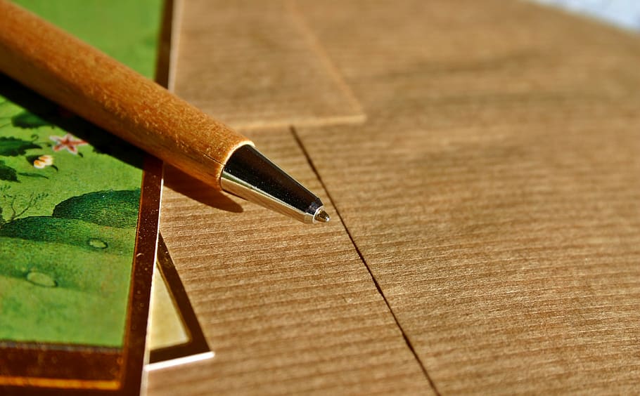 brun pen, forlade, kort, kuvert, stolpe, papir, breve, penneven, Vær hilset, postkort, sende, lykønskningskort, billede postkort, hilsen, nyheder, korrespondance, Tillykke, meddelelse, skriveværktøj, pen, baggrund, kuli, blyant, træ - materiale, skriveinstrument, indendørs, bord, ingen mennesker, tæt på, Kunst og håndværk, stilleben, høj vinkel visning, gammel, fokus på forgrunden, Brun, selektiv fokusering, udstyr, håndværk, uddannelse, grøn farve, fyldepen, håndsav, nib, 2K