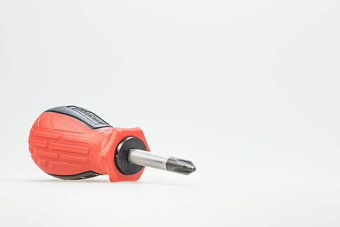 Cacciavite, strumento, mestiere, rosso, Phillips, metallo, capo, sfondo, dettaglio, lavoro, cacciaviti, kit di strumenti, frontalino, utensili, girato in studio, sfondo bianco, copia spazio, singolo oggetto, in casa, ritagliare, attrezzatura, tecnologia, nessuno, elettricità, presa di corrente, combustibile e produzione di energia, industria, comunicazione, avvicinamento, strumento di lavoro, cavo, attrezzatura da giardinaggio, ambiente, materiale elettrico, 2K, CC0, dominio pubblico, privo di copyright