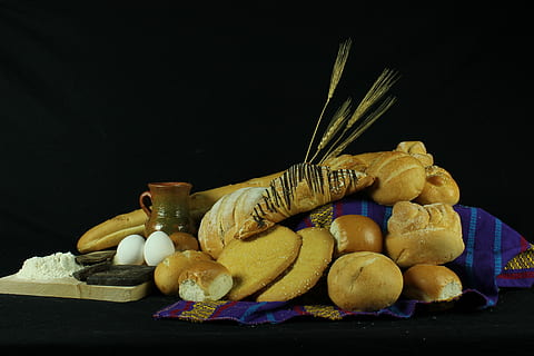 Bodegones, Brot, Kader, Lebensmittel, Essen und Trinken, schwarzer Hintergrund, drinnen, Frische, gesundes Essen, Stillleben, Studioaufnahme, keine Leute, Wohlbefinden, Obst, Gemüse, Nahansicht, fertig für den Verzehr, Kartoffel, Tabelle, Scheibe, Gelb, Rohkost, rohe Kartoffel, Snack, 5K, CC0, gemeinfrei, lizenzfrei