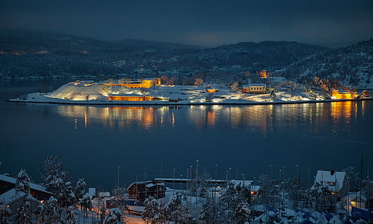 aerian, fotografie, sat, inconjurat, corp, apă, acoperit, zapada gheata, zori de zi, oraș, reflecţie, noapte, iarnă, port, navă nautică, temperatura rece, zăpadă, arhitectură, natură, cer, amurg, transport, nici o persoana, mijloc de transport, construită, exteriorul clădirii, Munte, iluminat, în aer liber, barcă cu pânze, 2K, CC0, domeniu public, fără drepturi de autor