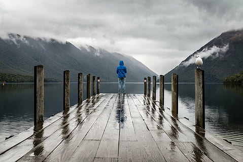 persona, de peu, moll, al costat, calma, cos, aigua, muntanya, muntanya alta, núvol, cel, cim, cresta, paisatge, naturalesa, vall, boira, núvols, boscos, pont, llac, ocell, gent, sol, blau, dessuadora, a l'aire lliure, núvol - cel, bellesa a la natura, material de fusta, escenics - natura, escena tranquil·la, tranquil·litat, vista del darrere, Serra, embarcador, una persona, hivern, arquitectura, publicació, post de fusta, muntanya nevada, 5K, CC0, domini públic, lliure de regalies