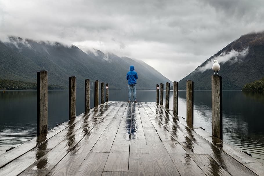persona, de peu, moll, al costat, calma, cos, aigua, muntanya, muntanya alta, núvol, cel, cim, cresta, paisatge, naturalesa, vall, boira, núvols, boscos, pont, llac, ocell, gent, sol, blau, dessuadora, a l'aire lliure, núvol - cel, bellesa a la natura, material de fusta, escenics - natura, escena tranquil·la, tranquil·litat, vista del darrere, Serra, embarcador, una persona, hivern, arquitectura, publicació, post de fusta, muntanya nevada, 5K