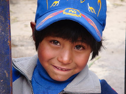 Peru, dreng, barn, ansigter, holde øje, nuttet, sød, ansigt, uartig, portræt, en person, hovedskud, barndom, kigger på kameraet, drenge, hanner, herrer, rigtige mennesker, tæt på, forfra, blå, livsstil, fritidsaktivitet, smilende, dag, uskyld, udendørs, 2K, CC0, offentligt domæne, royaltyfrie
