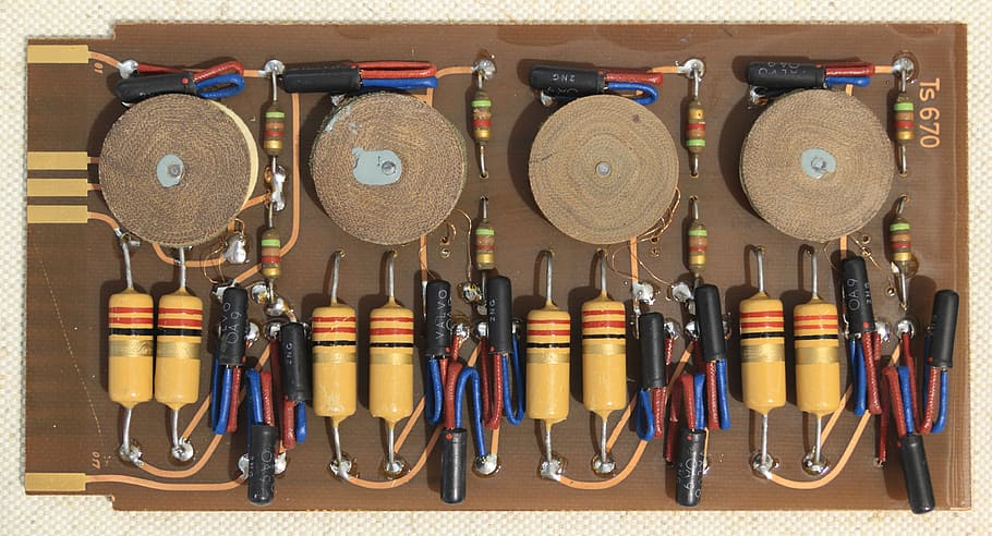 ordinador, maquinari, PCB, imprès, circuit, pissarra, a l'interior, cap gent, gran grup d'objectes, elecció, música, variació, primer pla, multicolor, natura morta, arranjament, en fila, equipament, costat a costat, instrument musical, abundància, metall, tir de l'estudi, artesania, ordre, grup d'objectes, cuir, 4K