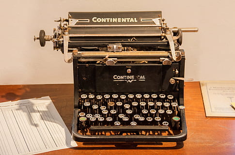 nero, grigio, continentale, macchina da scrivere, macchina complicata, rubinetto, partire, vecchia macchina da scrivere, ingresso, chiavi, tastiera, vecchio, testo, lettere, ufficio, carta, nostalgia, scrivere una lettera, foglia, retrò, Vintage ▾, dispositivo di input, in stile retrò, tecnologia, in casa, comunicazione, tavolo, nessuno, antico, attrezzatura, sceneggiatura occidentale, avvicinamento, il passato, natura morta, macchinario, storia, libro, premi il bottone, 4K, CC0, dominio pubblico, privo di copyright