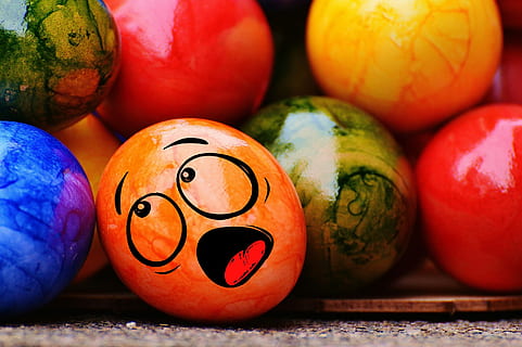 Paști, oua de Paste, zâmbitoare, amuzant, colorat, Paste Fericit, ou, culoare, artă și sculptură, mancare si bautura, creativitate, alimente, a închide, mâncat sănătos, nici o persoana, natură moartă, bunăstare, în interior, antropomorf, fața antropomorfă, față, reprezentare, ambarcațiune, vegetal, culoare portocalie, masa, reprezentare umană, 2K, CC0, domeniu public, fără drepturi de autor