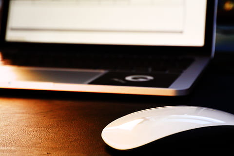 tecnología, gadgets, computadora, ordenador portátil, ratón, escritorio, mesa, trabajo, espacio de trabajo, negocio, tecnología inalámbrica, comunicación, adentro, conexión, equipo de computadora, de cerca, nadie, Internet, cuarto doméstico, Red de computadoras, material de madera, ratón de computadora, brillante, conveniencia, portabilidad, dispositivo de información portátil, insertando, vajilla, lujo, 5K, CC0, dominio público, libre de derechos