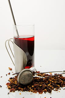 Klarglas Tasse, Teezeit, Getränk, Geschirr, heisses Getränk, Früchtetee, Teemischung, mischen, Teetasse, Teeglas, Tasse, Glas, Essen und Trinken, drinnen, Lebensmittel, Stillleben, Erfrischung, keine Leute, Frische, Tabelle, weißer Hintergrund, transparent, Nahansicht, würzen, rot, gesundes Essen, Zutat, Glas - Material, Tee, 2K, CC0, gemeinfrei, lizenzfrei
