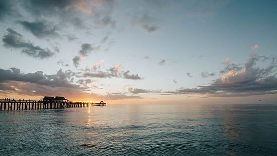 escènic, vista, mar, ennuvolat, cel, platja, núvols, alba, moll, tarda, embarcador, naturalesa, oceà, a l'aire lliure, gent, reflexions, paisatge marí, vora del mar, sol, posta de sol, aigua, fotografia gran angular, núvol - cel, tranquil·litat, arquitectura, escenics - natura, bellesa a la natura, escena tranquil·la, horitzó, estructura construïda, horitzó sobre l’aigua, cap gent, clima tropical, llacuna, 4K, CC0, domini públic, lliure de regalies