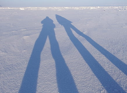 ombra, circuito, figura, luce, tramonto, lunghe ombre, controluce, viaggio, lago, la neve, posizione, luce del sole, concentrarsi sull'ombra, natura, due persone, lunga ombra - ombra, giorno, uomini, stili di vita, persone reali, all'aperto, persona irriconoscibile, persone, solidarieta, terra, vista dall'alto, temperatura fredda, attività di svago, 1080P, CC0, dominio pubblico, privo di copyright