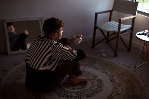 om, ședință, covor, față, fereastră, omul bea cafea, de interior, apus de soare, ceai, persoană, podea, băut, interior, oameni, bărbați, adult, o persoana, în interior, masculi, etnie caucaziană, haine casual, acasă interior, doar un singur om, lungime totală, oameni adevărați, stiluri de viață, băutură, scaun, masa, ceașcă, halbă, tehnologie, vedere laterală, cafea, cană de cafea, mancare si bautura, Activitatea de agrement, 5K, CC0, domeniu public, fără drepturi de autor