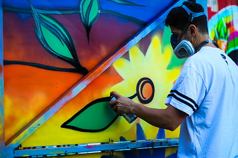 muro da colorare uomo, giallo, dipingere, indossare, maschera, uomo, parete, uomini, persone, graffiti, una persona, maschi, adulto, vernice spray, multicolore, artista, creatività, arte di strada, occupazione, arte e artigianato, dalla vita in su, Contenitore dell'Aerosol, in piedi, giovane adulto, abilità, caratteristica della parete, abbigliamento casual, spruzzatura, hip hop, 5K, CC0, dominio pubblico, privo di copyright