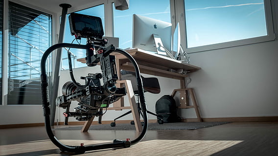 Kinematographie, schwarz, Studiokamera, Fußboden, Ausrüstung, Kamera, Computer, Blau, Sonnenlicht, Technologie, drinnen, keine Leute, Gesundheitswesen und Medizin, Fahrrad, Heimtrainer, Tag, Fenster, Transport, gesunder Lebensstil, Trainingsgeräte, Natur, Transportmittel, Flachwinkelansicht, die Architektur, Abwesenheit, Bodenbelag, 4K, CC0, gemeinfrei, lizenzfrei