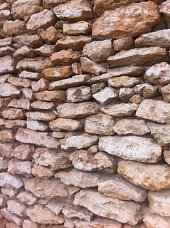 paret, maó, edifici, maons, brut, resistent, grungy, paret de maó, construcció, fons, gran grup d'objectes, marc complet, menjar i beguda, cap gent, abundància, natura morta, primer pla, textura, patró, dia, menjar, pila, frescor, marró, paret de pedra, a la venda, a l'interior, arquitectura, 2K, CC0, domini públic, lliure de regalies