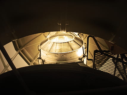 faro, luce, B, costa, navigazione, marittimo, segnale, fascio, guida, oceano, sicurezza, in casa, Inquadratura dal basso, metallo, attrezzatura per l'illuminazione, nessuno, sospeso, soffitto, architettura, tecnologia, illuminato, in stile retrò, avvicinamento, ringhiera, struttura costruita, combustibile e produzione di energia, attrezzatura, elettricità, attrezzature domestiche, scala, lampada elettrica, 2K, CC0, dominio pubblico, privo di copyright