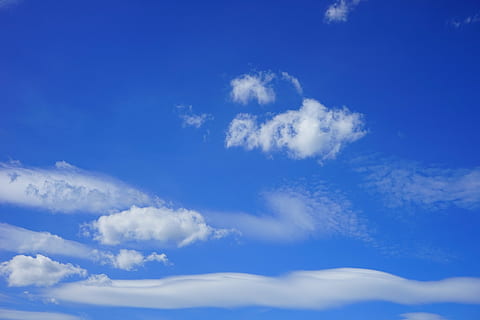 nuvole, nevischio, cloudformation, cielo, giorno d'estate, blu, bianca, forma di nuvole, giorno soleggiato, soleggiato, sole, raggio di sole, bella giornata, estate, nubi cumuliformi, tempo metereologico, clima, riscaldamento del clima, sopra le nuvole, cielo blu, azur, lei si calma prima della tempesta, natura, aria, sfondi, giorno, all'aperto, nuvola - cielo, cumulo, Cloudscape, Paesaggi, spazio, Paradiso, bellezza nella natura, vento, scenics - natura, atmosfera, Inquadratura dal basso, ambiente, Colore bianco, soffice, nessuno, luce del sole, idilliaco, meteorologia, pulito, wispy, luminosa, morbidezza, 5K, CC0, dominio pubblico, privo di copyright