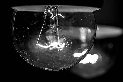 incandescence, lys, afspejling, lys pære, glas - materiale, gennemsigtig, elektricitet, tæt på, indendørs, filament, belysningsudstyr, belyst, ingen mennesker, fokus på forgrunden, pære, enkelt objekt, glødende, elektrisk lys, stilleben, glas, natur, sort baggrund, 5K, CC0, offentligt domæne, royaltyfrie