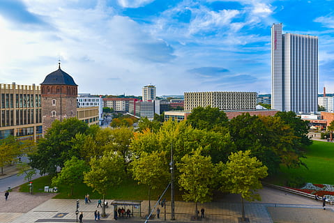 arbres, concret, fotografia de paisatge d’edificis, Chemnitz, edifici, torre vermella, arquitectura, cel, stadthalle, silueta, ciutat, paisatge urbà, escena urbana, horitzó urbà, lloc famós, exterior de l'edifici, estructura construïda, gratacels, districte del centre de la ciutat, arbre, planta, núvol - cel, exterior d’edifici d’oficines, dia, naturalesa, alta - alta, modern, oficina, cap gent, torre, destinacions de viatge, a l'aire lliure, fletxa, districte financer, 5K, CC0, domini públic, lliure de regalies