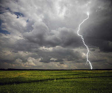 Blesk, zelená, pole, zataženo, nebe, během dne, stávka, šroub, elektřina, energie, bouřka, mraky, blikat, klimatu, počasí, překvapující, dramatický, metafora, usda, světlo, Napájení, silný, nebezpečný, nebezpečí, krajina, mrak - nebe, moci, krása v přírodě, životní prostředí, přistát, scenics - příroda, Příroda, bouřkový mrak, dramatická obloha, vidlicový blesk, venkovské scény, podepsat, nikdo, extrémní počasí, venku, tornádo, zlověstný, 2K, CC0, veřejná doména, bez autorských práv