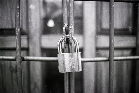 cadenas, fermé, fermer à clé, Sécurité, protection, trou de serrure, fermé à clef, la criminalité, porte, clé, métal, entrer, Les données, garantir, entrée, vieux, protéger, intimité, criminel, ouvrir, accès, sortie, cryptage, pendaison, fermer, se concentrer sur le premier plan, personne, à l'intérieur, mise au point sélective, barre, journée, balustrade, manipuler, la fenêtre, équipement, crochet, couleur argentée, 2K, CC0, domaine public, libre de droits