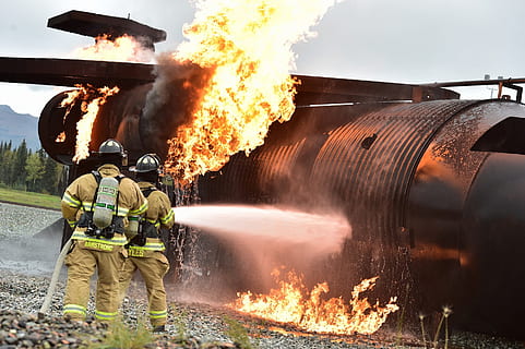 Feuerwehrleute, zeigen, Wasserschlauch, Ebene, Flamme, Ausbildung, Leben, Feuer, kontrolliert werden, Schutz, Achtung, Ausrüstung, Schlauch, Helm, sprühen, Düse, Job, trainieren, Feuerwehrmänner, Sicherheit, Bedienung, Luftwaffe, Vereinigte Staaten von Amerika, Flugzeug, Verbrennung, Feuer - natürliches Phänomen, Feuerwehrschlauch, Kopfbedeckungen, Unfälle und Katastrophen, Feuerwehrmann, Natur, zwei Menschen, Rauch - physische Struktur, Arbeitsschutzkleidung, Erwachsene, Hitze - Temperatur, explodiert, Wasser, Notfallausrüstung, Menschen, Zusammenspiel, Rettungshelfer, Regierung, Uniform, 2K, CC0, gemeinfrei, lizenzfrei