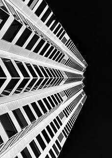 lav, vinkelfotografering, høj, stigning bygning, arkitektoniske, fotografering, bygning, arkitektur, struktur, mørk, himmel, bygget struktur, mønster, lav vinkel visning, ingen mennesker, bygning udvendig, moderne, sort baggrund, design, nat, gentagelse, abstrakt, studio skud, kontor, vindue, by, geometrisk form, kontorbygning udvendig, direkte under, loft, skyskraber, arkitektur og kunst, 1080P, CC0, offentligt domæne, royaltyfrie