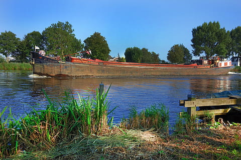båd, fragtskib, flod, navigere, Forsendelse, handle, levering, logistik, Havn, vand, plante, træ, natur, sø, dag, arkitektur, himmel, bygget struktur, transportmidler, ingen mennesker, vækst, udendørs, skyfri himmel, nautiske fartøj, græs, skønhed i naturen, afspejling, 4K, CC0, offentligt domæne, royaltyfrie