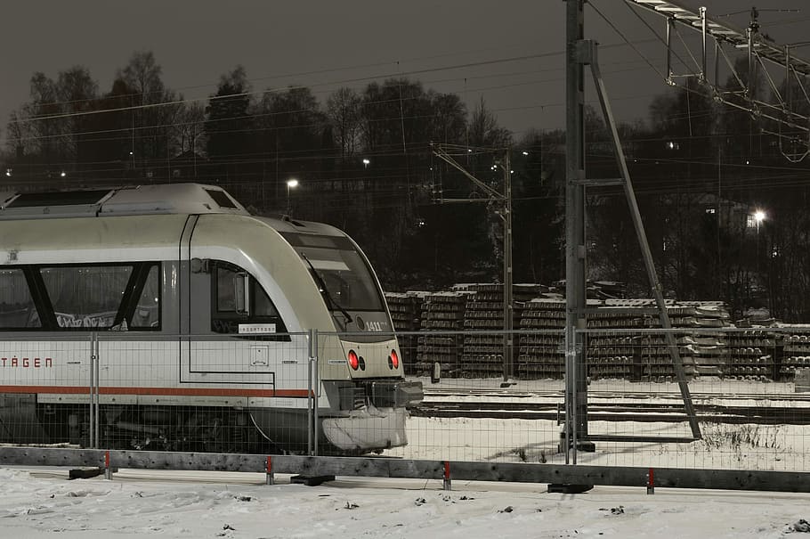 train, hiver, neige, nuit, soir, du froid, de plein air, en dehors, Suède, lumières, station, éclairage, transport, train - véhicule, mode de transport, transport public, température froide, Transport ferroviaire, chemin de fer, Piste, personne, câble, véhicule terrestre, arbre, la nature, architecture, électricité, extérieur du bâtiment, en plein air, il neige, source de courant, 2K