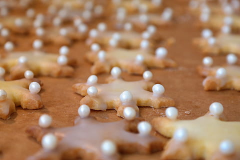 gebakken, koekjes, parel, koekje, asterisk, dichtbij, bakken, kersttijd, zoet, heerlijk, knabbelen, ausstecherle, ster, versierd, ornament, kralen, cookie cutter, kleine cakes, Kerstmis, het formulier, kerstkoekjes, elderdeeg coring, selectieve aandacht, zoet eten, voedsel, grote groep objecten, detailopname, geen mensen, eten en drinken, binnenshuis, achtergronden, aflaat, overvloed, verleiding, glimmend, viering, rijkdom, ongezond eten, versheid, parel sieraden, tussendoortje, 5K, CC0, publiek domein, royaltyvrij