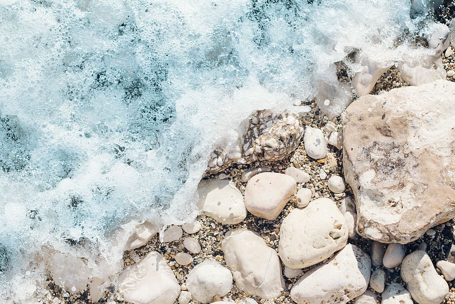 Bubble Ocean, Weiß, Stein, Wellen, abstürzt, Steine, tagsüber, Kieselstein, Strand, Rock, Welle, Blase, Wasser, Meer, Schaum, Seeschaum, Spritzen, Küste, Ozean, solide, Rock - Objekt, Natur, Sport, Tag, Schönheit in der Natur, Land, Bewegung, keine Leute, High Angle View, Wassersport, draußen, Stein - Objekt, Kraft in der Natur, brechen, 4K