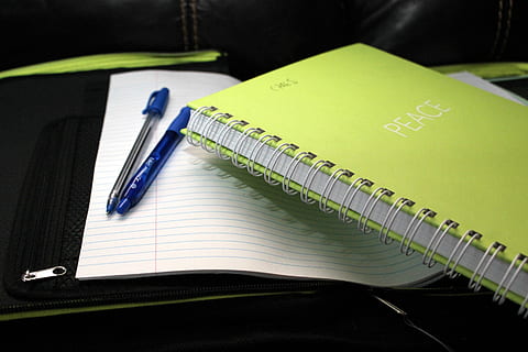 sac d'école, livres, école, sac, divers, livre, éducation, apprentissage, stylo, des stylos, étudiant, bloc note, carnet, affaires, document, cahier à spirale, reliure à anneaux, papier, l'écriture, journal intime, Bureau, organisateur personnel, publication, table, à l'intérieur, personne, fermer, rappel, nature morte, crayon, fournitures scolaires, message, en train d'étudier, blanc, 2K
